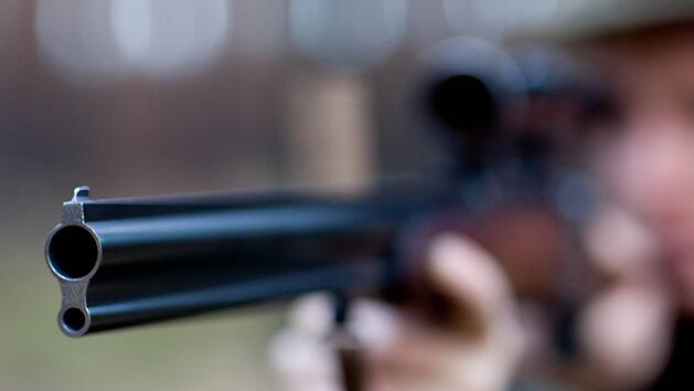 Zwei Jahre Haft wegen Schuss auf Nachbarwohnung: Ein 26-jähriger Mann wurde am Freitag unter anderem wegen gefährlicher Körperverletzung verurteilt. Symbolfoto: Patrick Pleul/dpa