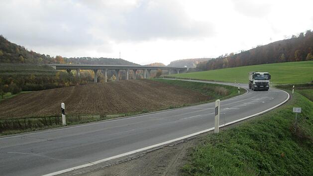 Die Staatsstra&szlig;e 42 wird neue Umleitungsstrecke in Richtung Norden f&uuml;r die Autobahn A 7. In s&uuml;dlicher Richtung f&uuml;hrt die Umleitung weiterhin durch Fuchsstadt.  Foto: Winfried Ehling