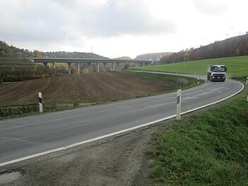 Die Staatsstraße 42 wird neue Umleitungsstrecke in Richtung Norden für die Autobahn A 7. In südlicher Richtung führt die Umleitung weiterhin durch Fuchsstadt.  Foto: Winfried Ehling