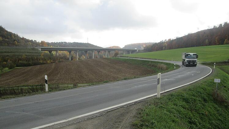 Die Staatsstraße 42 wird neue Umleitungsstrecke in Richtung Norden für die Autobahn A 7. In südlicher Richtung führt die Umleitung weiterhin durch Fuchsstadt.  Foto: Winfried Ehling