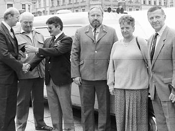 Vor genau 30 Jahren entstanden diese Fotos am Marktplatz in Meiningen. Damals übergab der  damalige BRK-Kreisgeschäftsführer Rhön-Grabfeld, Adolf Saam, die Autoschlüssel für die Fahrzeuge an das Deutsche Rote Kreuz in Meiningen. Rechts neben ihm Helmut Schuchardt vom DRK Meiningen. Hanns Friedrich