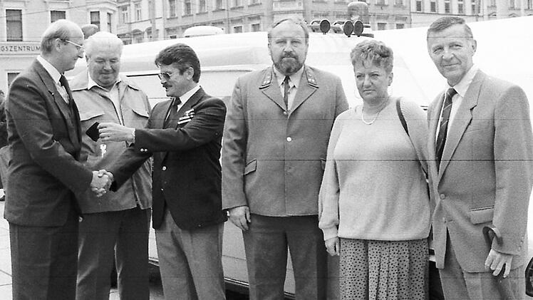 Vor genau 30 Jahren entstanden diese Fotos am Marktplatz in Meiningen. Damals übergab der  damalige BRK-Kreisgeschäftsführer Rhön-Grabfeld, Adolf Saam, die Autoschlüssel für die Fahrzeuge an das Deutsche Rote Kreuz in Meiningen. Rechts neben ihm Helmut Schuchardt vom DRK Meiningen. Hanns Friedrich