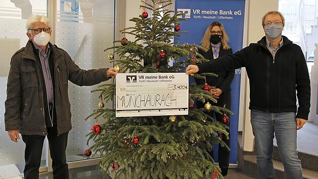 Klaus Hacker (l.) und Klaus Schumann nahmen den symbolischen Scheck stellvertretend für alle Empfänger entgegen. Foto: privat