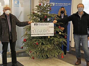 Klaus Hacker (l.) und Klaus Schumann nahmen den symbolischen Scheck stellvertretend f&uuml;r alle Empf&auml;nger entgegen. Foto: privat