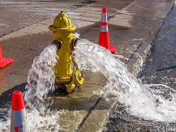 Meeder: Druckschwankungen und Schaumbildung möglich - Feuerwehr spült Hydranten