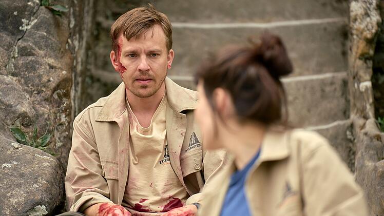 David (David Richter) und seine Kollegin Meike (Gesa Schermuly) geh&ouml;ren zum Aufsichtpersonal der Externsteine. Sie haben den Toten am Fu&szlig;e der Felsformation gefunden.