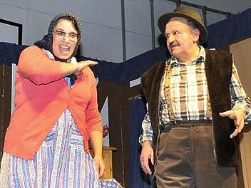 Weil ihr Schwarm Franz (Friedrich Göß) ein Rendezvous vergessen hat, geigt Köchin Berta (Annemarie Schmidt) ihm die Meinung. Foto: RK