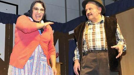 Weil ihr Schwarm Franz (Friedrich Göß) ein Rendezvous vergessen hat, geigt Köchin Berta (Annemarie Schmidt) ihm die Meinung. Foto: RK