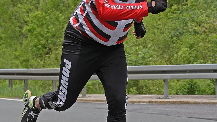 Auf acht Rollen rollte er durchs Tal.
