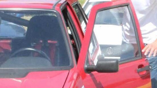 Thomas Hanel nimmt in seinem flotten Fiat Uno Platz.