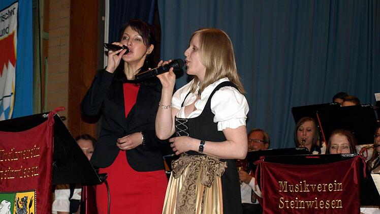 Tolle Solostimmen gemeinsam auf der Bühne. Bei "Thank you for the music" von Abba brillierten Corina Müller (li) und Yvonne Welscher mit Können.