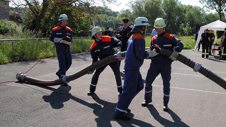 Beim Kuppeln der vier Saugschläuche zeigte sich bereits, dass Lukas und Hannes Riedelbauch, André Steiner und Alexander Zeus von der Jugendgruppe der Freiwilligen Feuerwehr Großwalbur gut auf den Jugendleistungsmarsch vorbereitet waren. Sie siegten später in der Gesamtwertung (B-Teil). Foto: Bettina Knauth