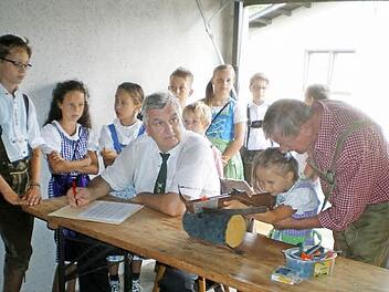 Laura Müller ist auf Wilhelm Tells Spuren und nimmt mit ihrer Armbrust die Apfelscheibe ins Visier. Sie erhält fachmännische Tipps von Wolfgang Bergmann (gleichzeitig Buchhalter) und Edgar Barnickel. Ferner steht sie unter Beobachtung einiger Mitkonkurrenten.  Fotos: K.- H. Hofmann