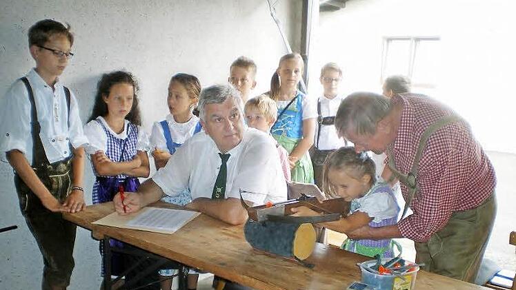 Laura Müller ist auf Wilhelm Tells Spuren und nimmt mit ihrer Armbrust die Apfelscheibe ins Visier. Sie erhält fachmännische Tipps von Wolfgang Bergmann (gleichzeitig Buchhalter) und Edgar Barnickel. Ferner steht sie unter Beobachtung einiger Mitkonkurrenten.  Fotos: K.- H. Hofmann