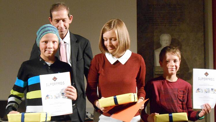 Bei der Preisverleihung durch Ministerialrat Dr. Wolfgangt Ellegast: Anton Brand, Barbara Kufer und Philipp Bauer.  Foto: Doris Bauer