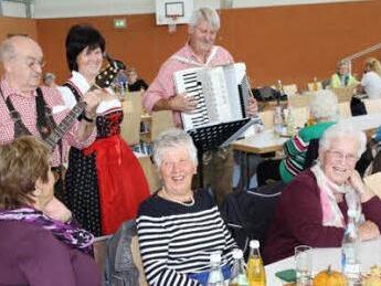Beim Seniorennachmittag geht es lustig zu.  Foto: Archiv/Mathias Erlwein