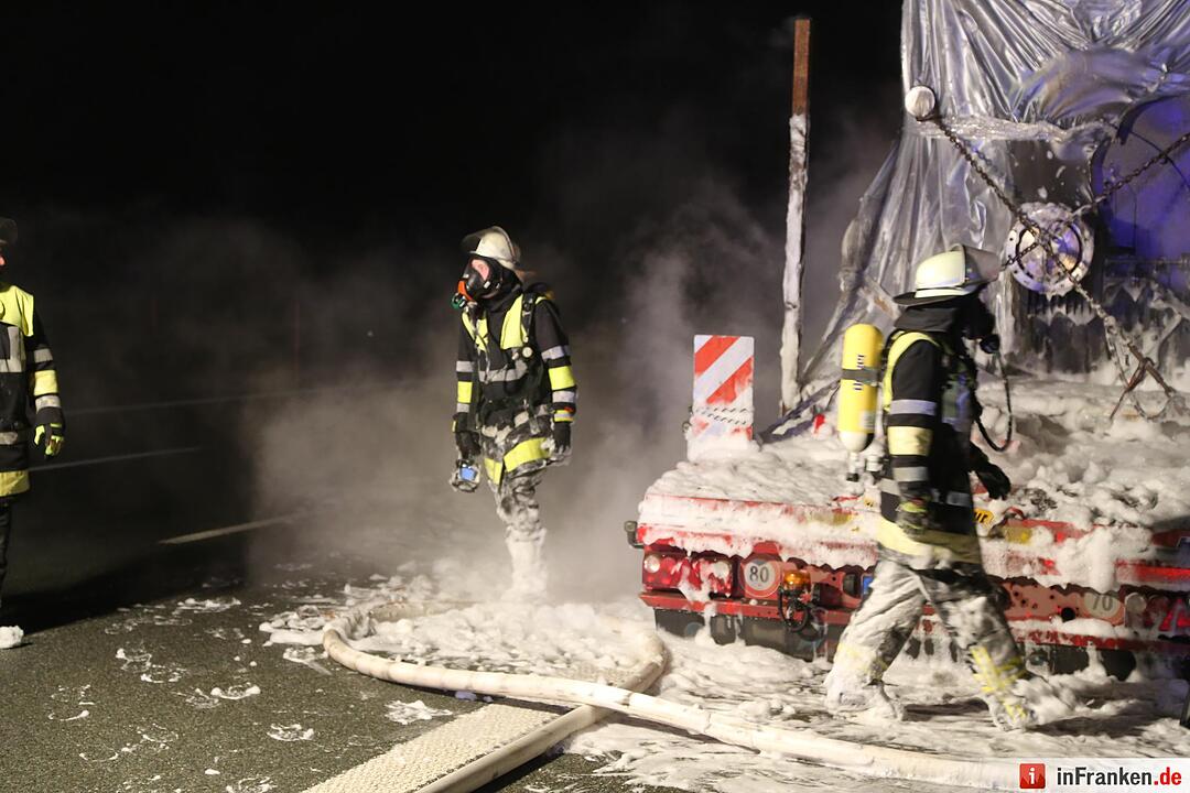 Schwertransport fängt auf A9 Feuer