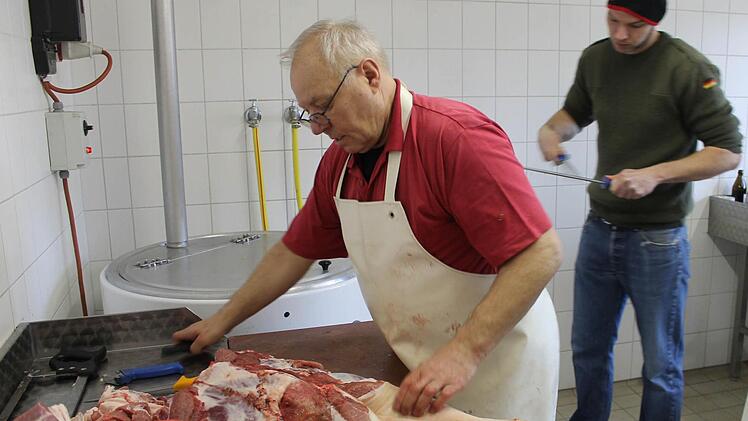 Auch die Schweinekeulen werden zerlegt. Foto: Janina Reuter