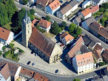 Der Marktplatz ist das Zentrum von Hallstadt. Foto: Ronald Rinklef/Archiv