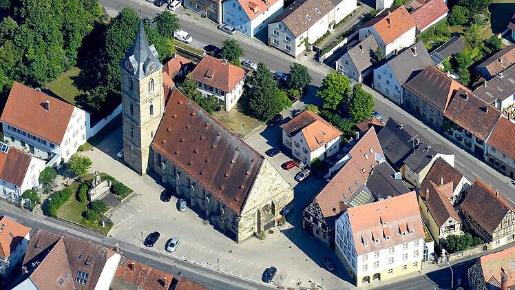 Der Marktplatz ist das Zentrum von Hallstadt. Foto: Ronald Rinklef/Archiv