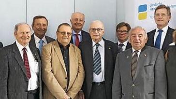 Vorsitzender Michael Bischof (v. l.), Versichertenberater (VB) Gerhard Uhlherr, Vorsitzender der Vertreterversammlung Franz Brosch, VB Karl Lother, Michael Höhenberger vom Sozialministerium, VB Andreas Jakob, Erster Direktor Werner Krempl, VB Heinz Hausmann, Direktor Willy Willeke sowie Maria Greipl von der Vertreterversammlung Foto: H. Schülein