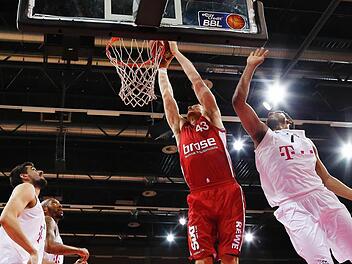 Leon Radosevic stopft den Ball in den Bonner Korb. Ryan Thompson, der mit 33 Punkten eine persönliche Saisonbestleistung aufstellte, kommt zu spät. Foto: Daniel Löb