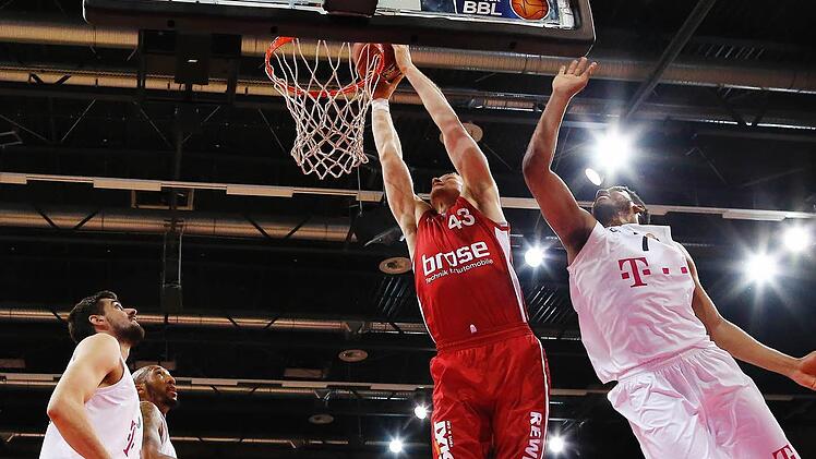 Leon Radosevic stopft den Ball in den Bonner Korb. Ryan Thompson, der mit 33 Punkten eine persönliche Saisonbestleistung aufstellte, kommt zu spät. Foto: Daniel Löb