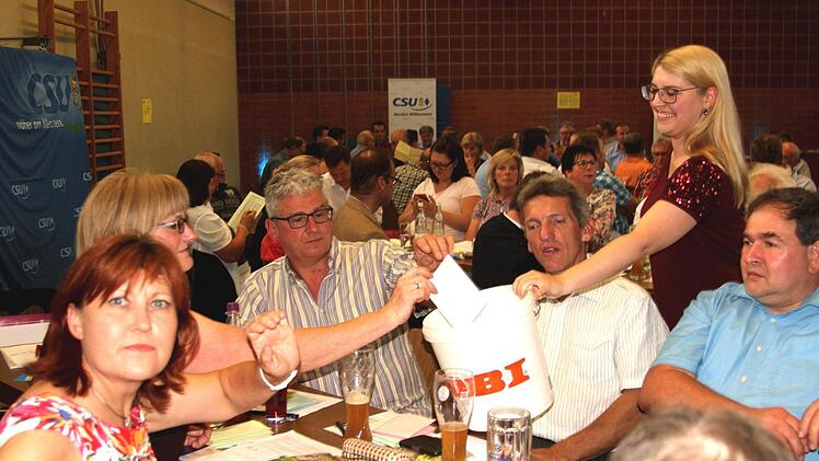 Die Delegierten hatten bei der Kreisvertreterversammlung in Burgpreppach viel zu wählen; hier die Delegation aus Untermerzbach.  Fotos: gg