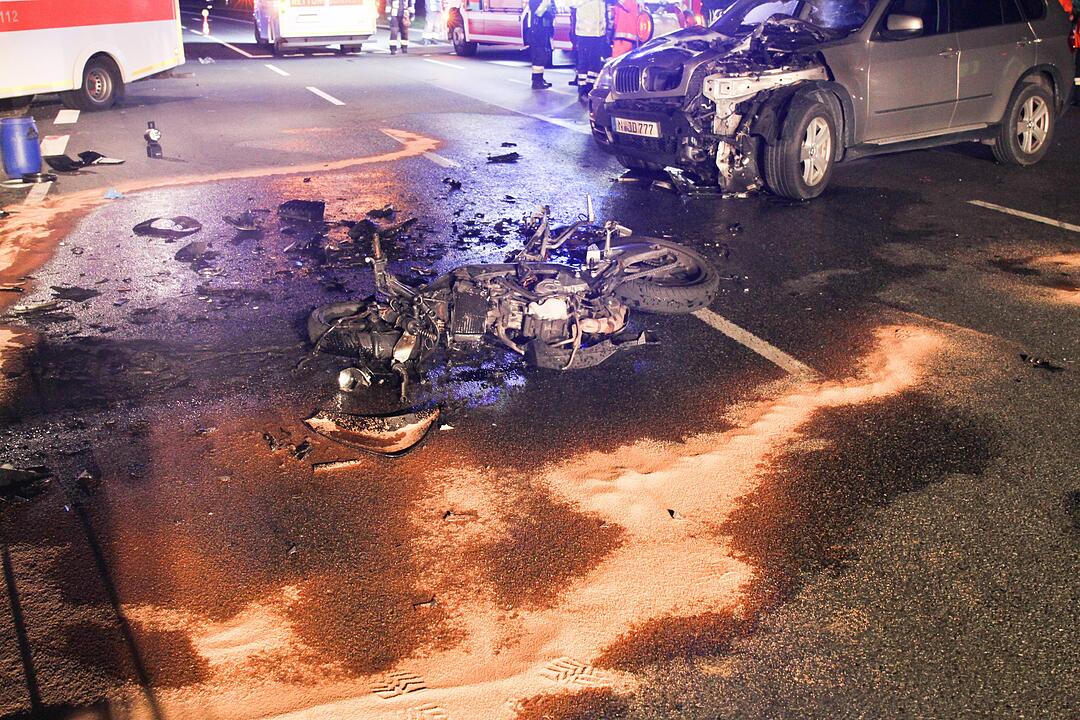 Nürnberg: Leichtkraftrad brennt nach Zusammenstoß