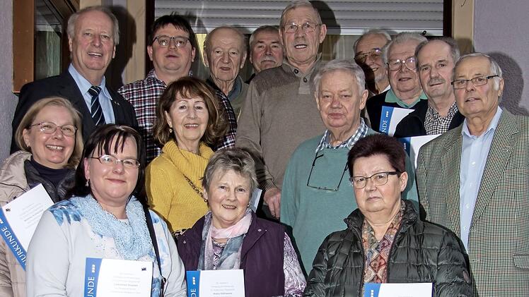 Die für ihre langjährige Zugehörigkeit zum VdK geehrten Mitglieder mit dem Kreisvorsitzenden Heinz Wittmann (links oben) und dem scheidenden Ersten Vorsitzenden Günter Meidel (Mitte rechts)