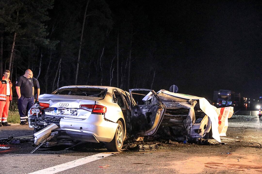 Zwei Tote, vier Schwerverletzte bei Unfall auf A3