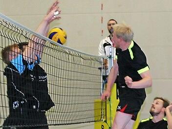 In bestechender Form befindet sich in dieser Saison TVE-Angreifer Edwin Hanke (rechts), der hier jüngst den Regenstaufer Block mit seinem Schmetterball überwindet. Foto: Dietz