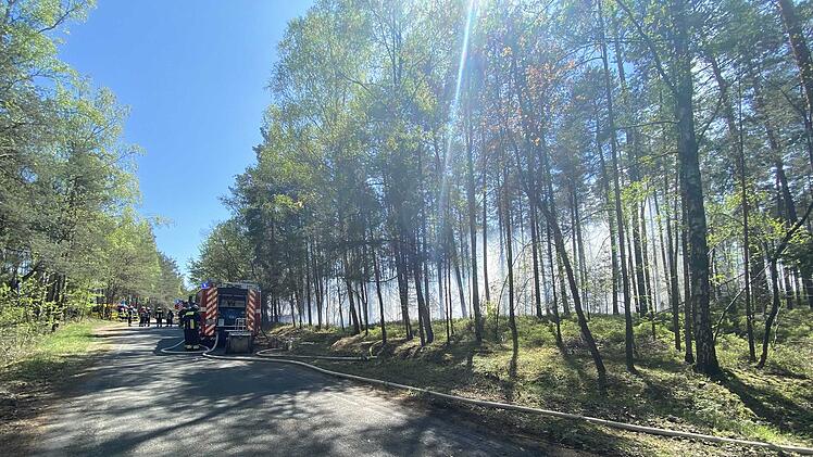 Feuerwehr kämpft gegen Waldbrand