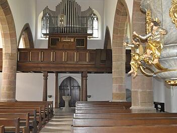 Sauber und hell strahlt das Kircheninnere. Nach 50 Jahren hat die Pfarrkirche St. Kilian in Pfarrweisach wieder einen Mittelgang, das Taufbecken wurde im Zuge der aufwendigen Restaurierung in den Eingangsbereich nach hinten versetzt. Simon Albrecht