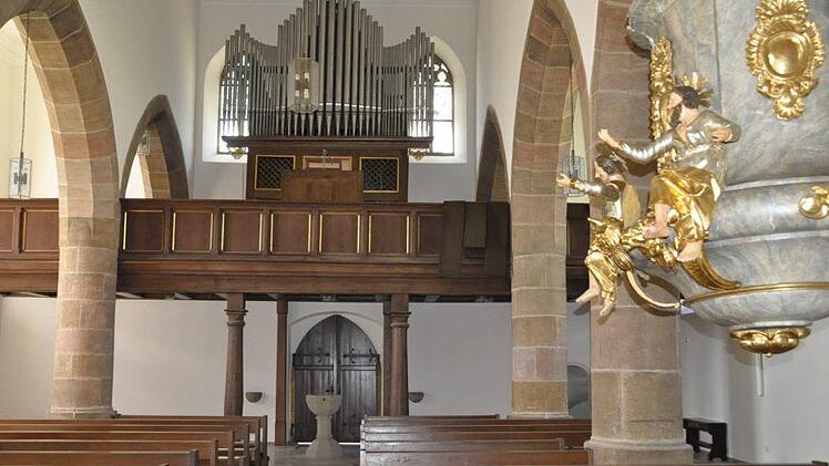Sauber und hell strahlt das Kircheninnere. Nach 50 Jahren hat die Pfarrkirche St. Kilian in Pfarrweisach wieder einen Mittelgang, das Taufbecken wurde im Zuge der aufwendigen Restaurierung in den Eingangsbereich nach hinten versetzt. Simon Albrecht