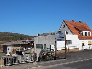 "Tanzbar Antlitz Diskothek", "Electric Q", "Haifisch-Bar" oder "Rhönblick" - die ehemalige Disco in Premich ist unter vielen Namen bekannt. Foto: Johannes Schlereth