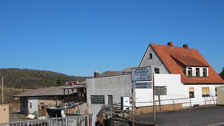 "Tanzbar Antlitz Diskothek", "Electric Q", "Haifisch-Bar" oder "Rhönblick" - die ehemalige Disco in Premich ist unter vielen Namen bekannt. Foto: Johannes Schlereth