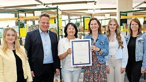 Das B&uuml;chereiteam kann nun junge Menschen zu Fachangestellten f&uuml;r Medien- und Informationsdienste ausbilden. Dar&uuml;ber freuen sich (v. l.) Ann-Sophie Lindner von der Personalabteilung der Stadt Kulmbach, Oberb&uuml;rgermeister Ingo Lehmann, B&uuml;cherei-Leit...