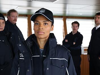 In "Der Bremerhaven-Krimi: Gesch&auml;ft mit dem Tod" spielt Cynthia Micas (Mitte) abermal die Z&ouml;llnerin Lisa Cunningham.