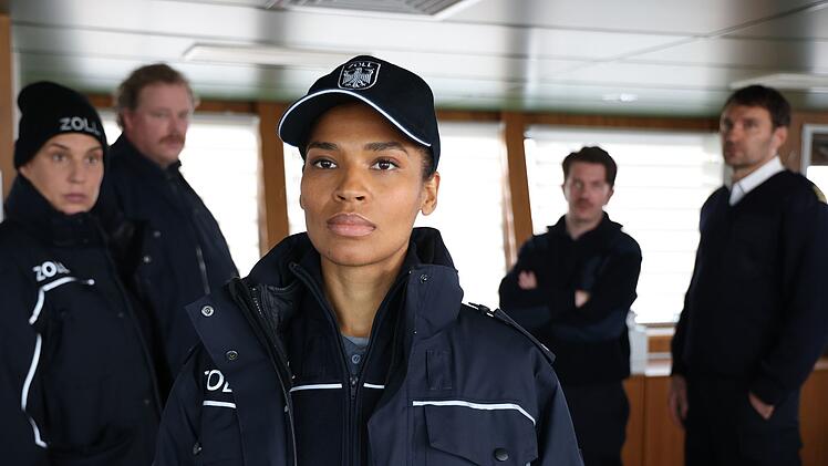 In "Der Bremerhaven-Krimi: Geschäft mit dem Tod" spielt Cynthia Micas (Mitte) abermal die Zöllnerin Lisa Cunningham.