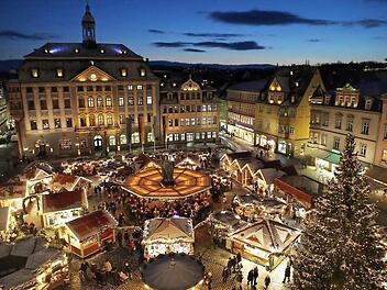 In der Dämmerung und mit Schnee bestäubt gibt der Weihnachtsmarkt ein stimmungsvolles Bild ab. Foto: Tourismus Coburg