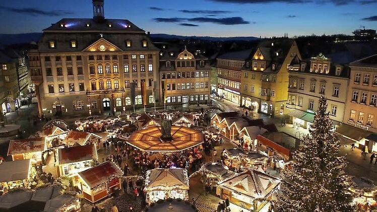 In der Dämmerung und mit Schnee bestäubt gibt der Weihnachtsmarkt ein stimmungsvolles Bild ab. Foto: Tourismus Coburg