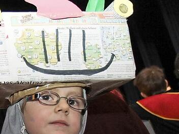 Jakob Dörnhöfer präsentierte sich letztes Jahr beim Kinderfasching als Ritter Rost mit einem ganz besonders ausgefallenen selbstgebastelten Zeitungskostüm.