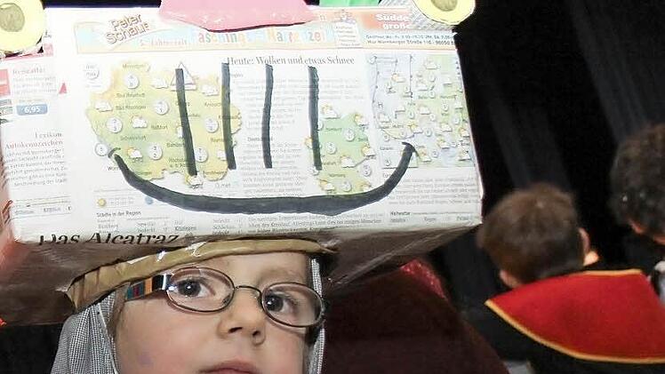 Jakob Dörnhöfer präsentierte sich letztes Jahr beim Kinderfasching als Ritter Rost mit einem ganz besonders ausgefallenen selbstgebastelten Zeitungskostüm.