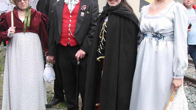 "Wir begleiten die Dampflok quasi das ganze Jahr über", sagen Inge Ott, Wolfgang Wüst, Klemens Sittler und Katharina Otte. Eigentlich sind die Bahnfans Tanzbegeisterte, doch sie freuen sich über die Nostalgieliebe der Menschen.