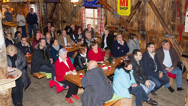 Etwa 50 Zuhörer folgten der Diskussion in der Rosenbergalm und brachten ihre Ideen ein. Foto: Heinrich Weiß