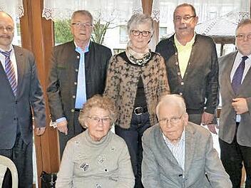 Barbara Becker-Türk übernimmt mit ihrem Ehemann Wolfgang Türk den Vorsitz im Stiftungsrat. Vorne Ruth und Eberhard Becker, die weiter dem Stiftungsrat angehören und stehend v. l. Peter Konrad (Awo), Wirtschaftsprüfer Klaus Köhler, Barbara Becker-Türk, Wolfgang Türk und Karl-Heinz Kuch (Diakonisches Werk Kulmbach) Foto: Werner Reißaus