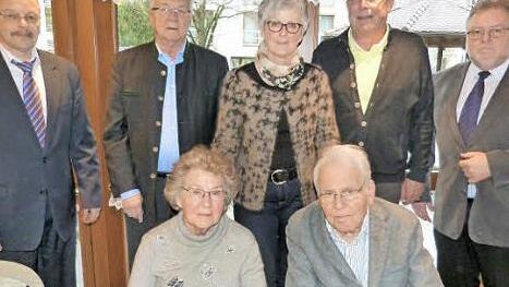 Barbara Becker-Türk übernimmt mit ihrem Ehemann Wolfgang Türk den Vorsitz im Stiftungsrat. Vorne Ruth und Eberhard Becker, die weiter dem Stiftungsrat angehören und stehend v. l. Peter Konrad (Awo), Wirtschaftsprüfer Klaus Köhler, Barbara Becker-Türk, Wolfgang Türk und Karl-Heinz Kuch (Diakonisches Werk Kulmbach) Foto: Werner Reißaus