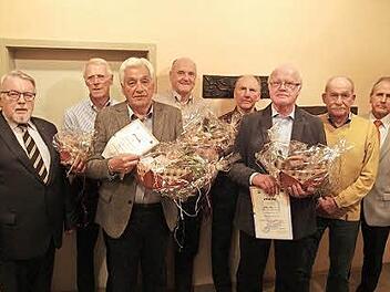 Ehrungen bei Kolping: (v.l.) Vorsitzender Heinrich Fuchs, Robert Schaub, Willi Kirchner, Klaus Nutsch, Wolfgang Schneider, Gildard Rink, Elmar Will (stv. Diözesanvorsitzender) Foto: Klaus Werner