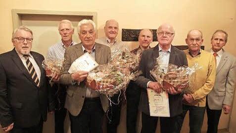 Ehrungen bei Kolping: (v.l.) Vorsitzender Heinrich Fuchs, Robert Schaub, Willi Kirchner, Klaus Nutsch, Wolfgang Schneider, Gildard Rink, Elmar Will (stv. Diözesanvorsitzender) Foto: Klaus Werner